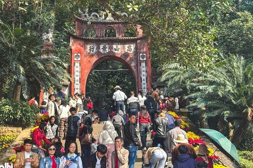 Đông đảo du khách thập phương về đền Hùng dâng lễ đầu năm mới