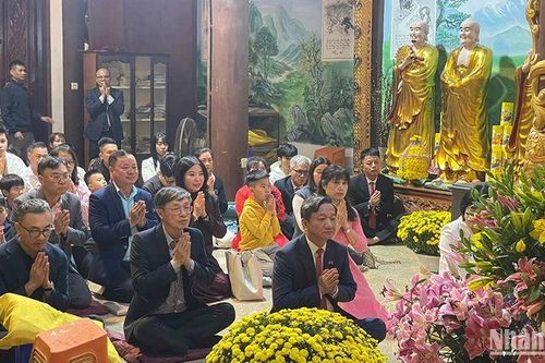 Người Việt tại Lào đi lễ chùa trong đêm giao thừa
