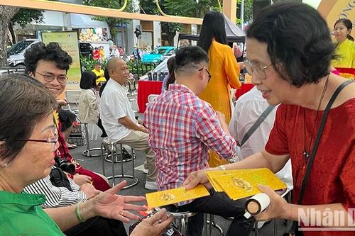 'Lì xì sách' để khơi nguồn tri thức