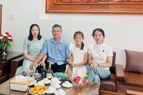 Biển một bên và em một bên