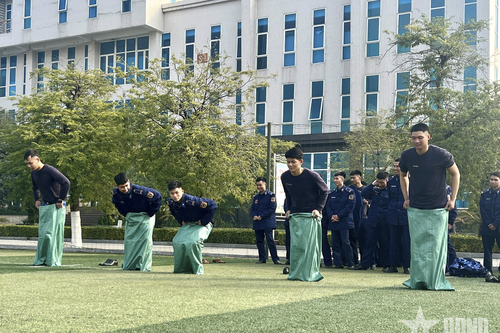 Cơ quan Bộ tư lệnh Cảnh sát biển Việt Nam tổ chức vui xuân cho bộ đội