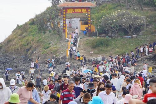 Hàng ngàn người ra biển cầu an ở ngôi miếu giữa biển Vũng Tàu