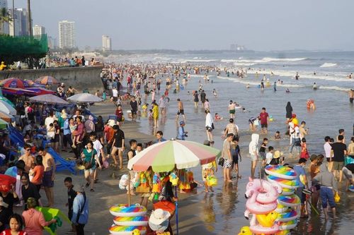 Hơn 36.000 lượt khách tắm biển Vũng Tàu ngày Mùng 2 Tết