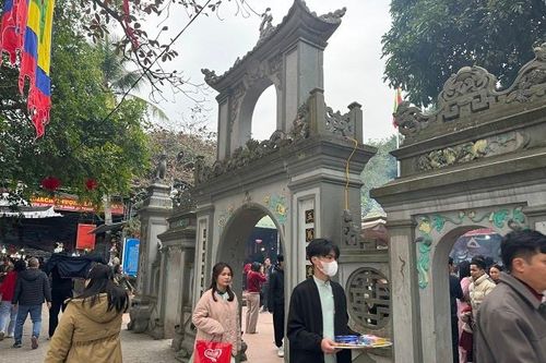 Đền Chợ Củi đón hàng nghìn du khách dâng lễ đầu xuân