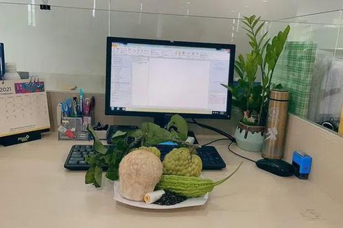 Dân văn phòng cúng mâm ngũ quả 'cầu vừa qua chỉ tiêu'