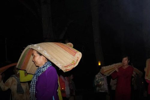Độc đáo 'chợ ma' ở miền Tây