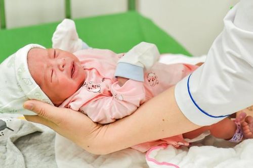 Những công dân nhí đầu tiên chào đời trong năm Ất Tỵ 2025 tại Hải Dương