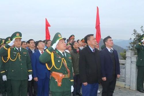 Lễ chào cờ thiêng liêng đón năm mới trên đỉnh núi Rồng