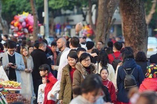 Hồ Gươm đông nghẹt người mùng 2 Tết