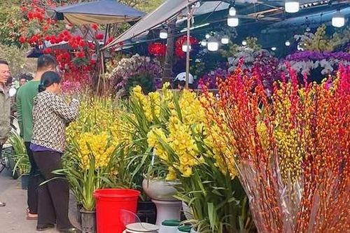 Giá hoa tăng cao do người dân tấp nập đi lễ