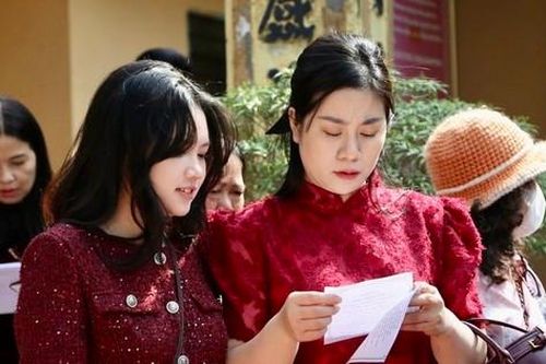 Hàng vạn du khách đổ về ngôi đền thiêng nhất Ninh Bình