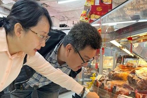 Thực phẩm ngoại 'đổi vị' ngày Tết hút khách
