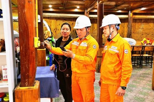 Hành trình giữ điện xuyên Tết của những người 'lính áo cam'