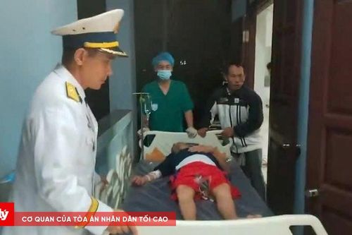Bác sĩ quân y đảo Sinh Tồn cứu ngư dân bị nạn trên biển