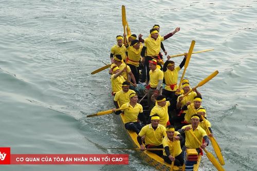 Ngư dân đua thuyền mừng xuân mới