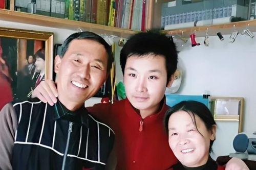 Được cả làng gom góp giúp đi học, chàng trai nghèo thành đạt về trả ơn