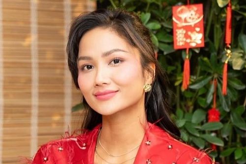 Lì xì vàng cho mẹ, ăn 2 đòn bánh tét và điều đặc biệt về Tết của hoa hậu H'Hen Niê