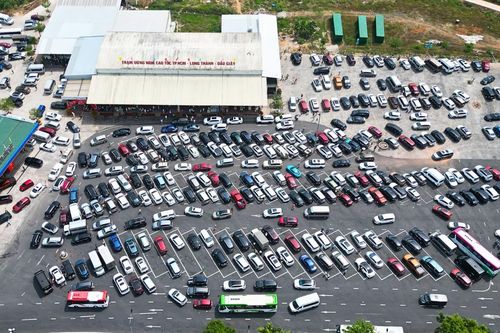 Cao tốc từ TPHCM đi Bình Thuận ùn dài mùng 2 Tết, trạm dừng chân cũng 'quá tải'