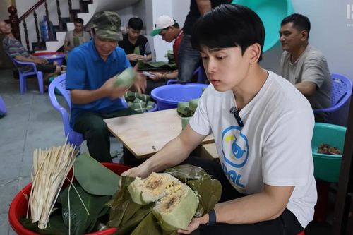 Khách nước ngoài học gói bánh chưng, bánh tét, khi ăn hết lời khen ngon
