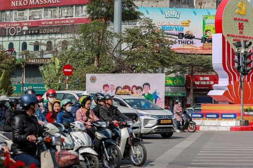 Vui Xuân không quên chấp hành luật, dòng xe chờ đèn đỏ ngay ngắn trên phố Hà Nội