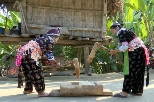 Xem người Mông ở Lưu Thông làm bánh dày dịp Tết