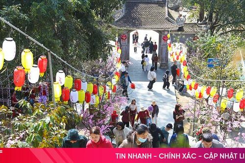 Đông đảo du khách tham quan chùa Hương Tích đầu xuân Ất Tỵ