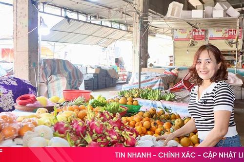Mùng 2 Tết, nhiều tiểu thương mở hàng 'lấy may' đầu năm