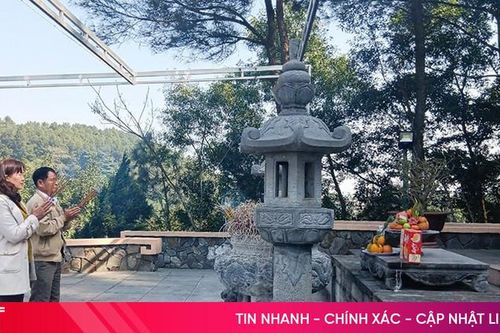 Du khách dâng hương các cố Tổng Bí thư Trần Phú, Hà Huy Tập