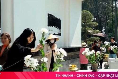 Du khách tri ân các anh hùng liệt sĩ dịp đầu năm mới