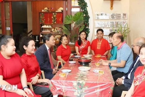 Người Việt tại Lào gìn giữ bản sắc văn hóa và phát triển tiếng Việt