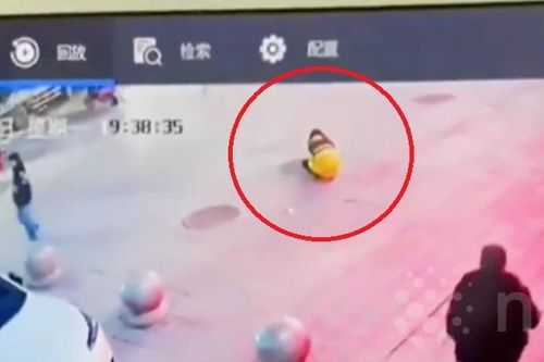 Ném pháo vào cống, bé gái bị hất lên không trung gần 10 mét