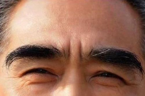 Người xưa từng dạy rằng: 'Lông mày dài hơn vạn thạch lương, giàu sang trường thọ khó ai bằng', câu nói này mang ý nghĩa gì?