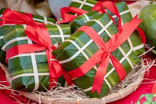 Du học sinh Việt Nam hào hứng học gói bánh chưng, tìm hiểu ý nghĩa Tết cổ truyền