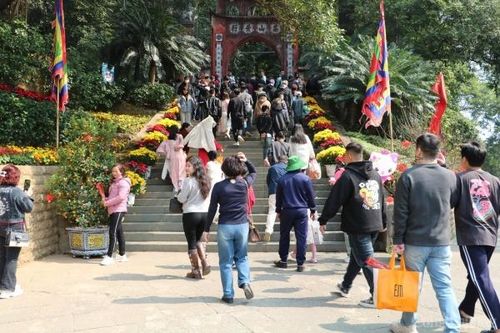 Du khách nườm nượp về Đền Hùng dâng hương ngày mùng 2 Tết