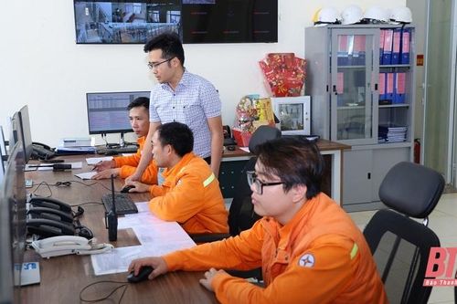 Xuyên Tết của những người 'canh' ánh sáng