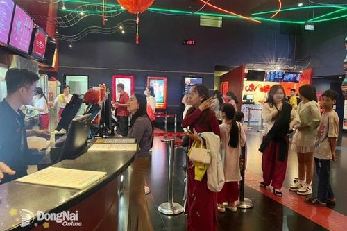 Đông đảo khán giả đến rạp ủng hộ phim Việt chiếu Tết