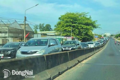 Ùn tắc trên các quốc lộ ngày mùng 2 Tết do xếp hàng dài chờ đèn đỏ