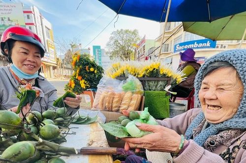 Đầu năm mua muối, may mắn và gắn kết yêu thương