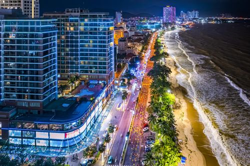 Bay bổng trên đường chạy đêm bên biển