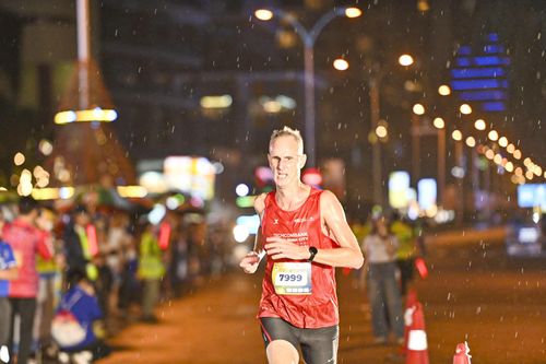 Dấu ấn những runner nước ngoài trên cung đường biển đêm