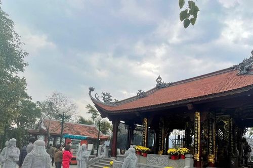 Đền Bảo Hà nhộn nhịp du khách đi lễ đầu năm