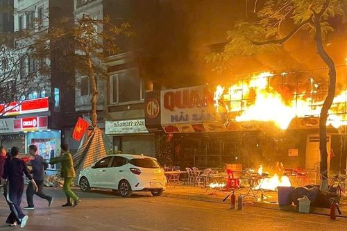 Cháy ba cửa hàng ở trung tâm Hải Phòng đêm mùng 1 Tết