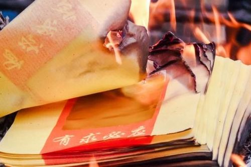 Thái Lan kêu gọi dân đốt vàng mã trên mạng dịp Tết