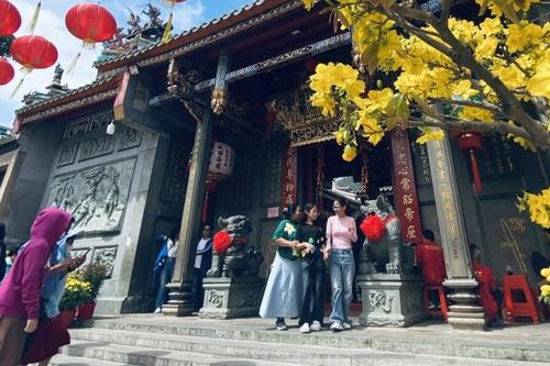 Những ngôi chùa thu hút khách nước ngoài ngày Tết