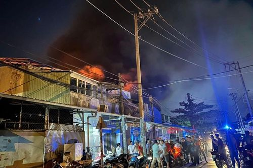 Cháy xưởng giày dép lan sang nhà dân ở Hóc Môn tối mùng 2 Tết