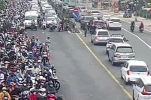 Trạm thu phí cầu Rạch Miễu 5 lần xả trạm nhưng vẫn kẹt cứng