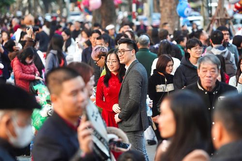 Mùng 2 Tết Ất Tỵ, Hồ Gươm Hà Nội đông nghẹt người du xuân
