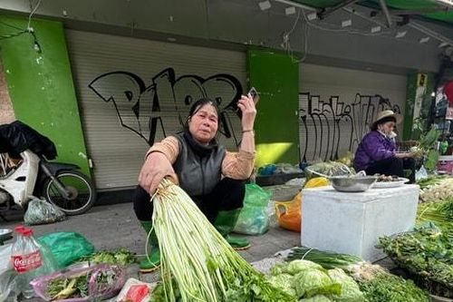Hà Nội: Nhiều hàng quán, siêu thị mở hàng đầu xuân