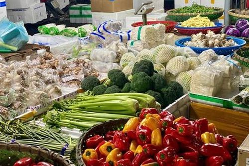 Chợ đầu mối nông sản đa dạng các mặt hàng phục vụ người dân ngày đầu năm mới 2025