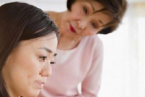 Mừng tuổi mẹ chồng 500 nghìn đồng, tôi ấm ức rơi nước mắt trước câu nói của bà